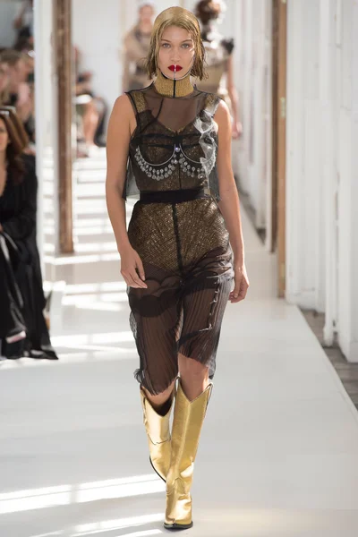 Look 16